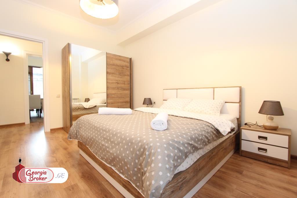 იყიდება ახალი გარემონტებული 5 ოთახიანი ბინა